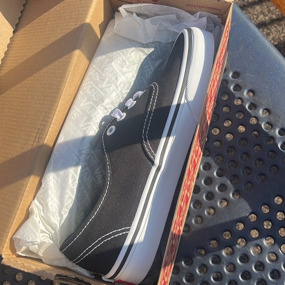 new authentic vans never worn original prize 55$ selling for 40$ with box - Picture 2 of 2